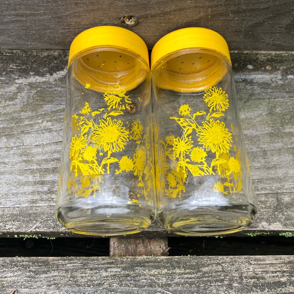 Vintage Glass Salt and Pepper Shakers with Yellow Sunflowers Print and Tops! - Picture 8 of 12
